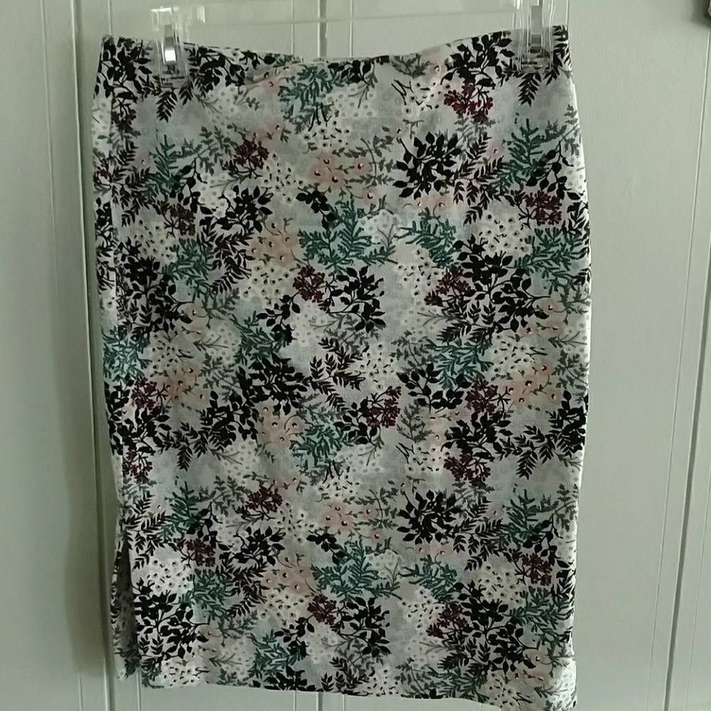 Loft flowered fitted skirt 2 small slits on side